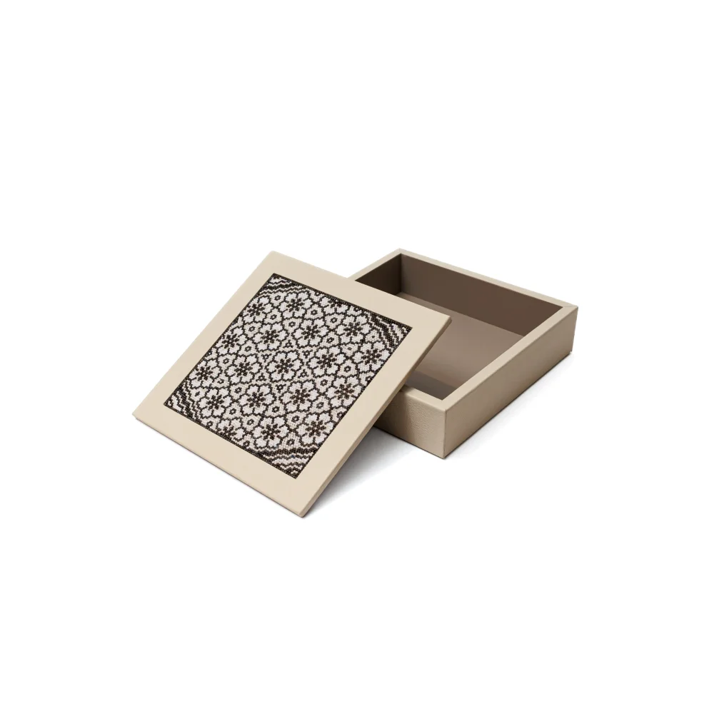 Caja Cuadrada Grande con Huichol Marfil