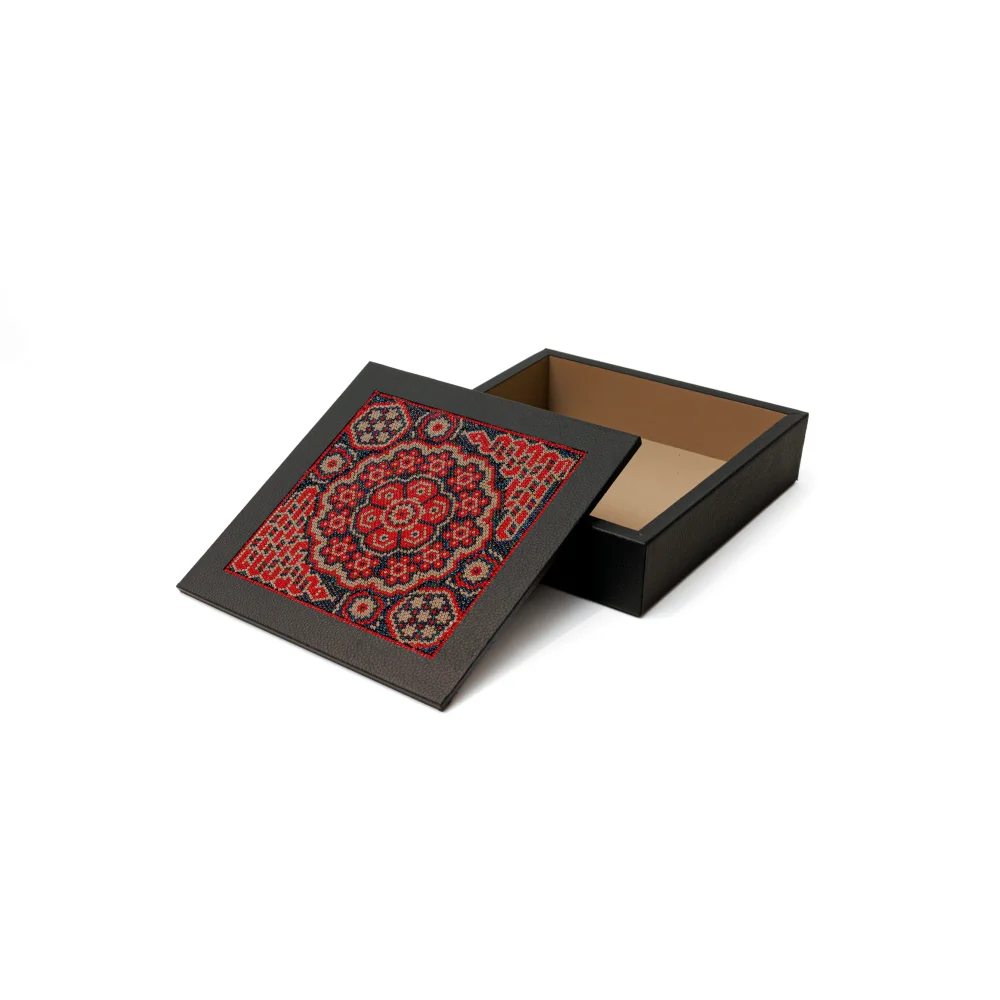 Caja Cuadrada Grande con Huichol Negro