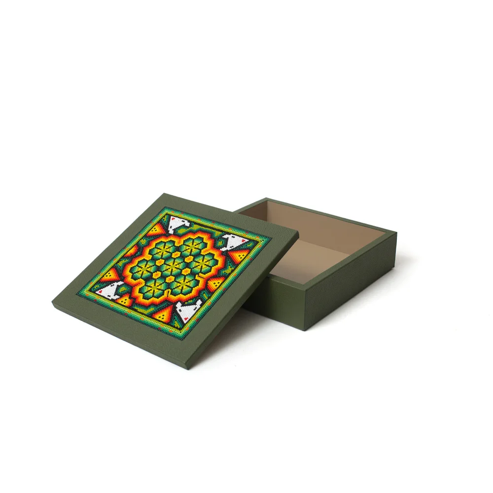 Caja Cuadrada Grande con Huichol