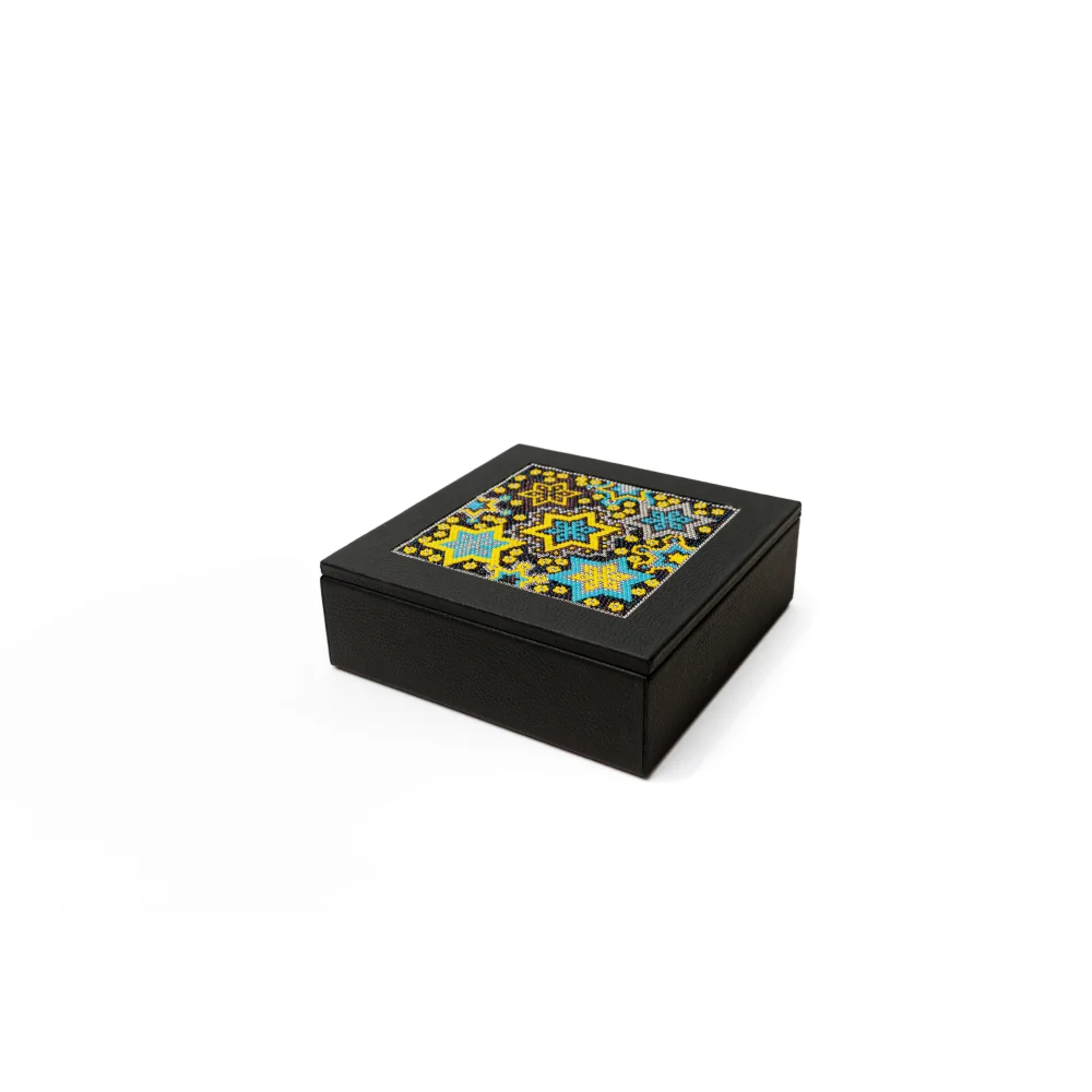 Caja Cuadrada Mediana con Huichol - Negro