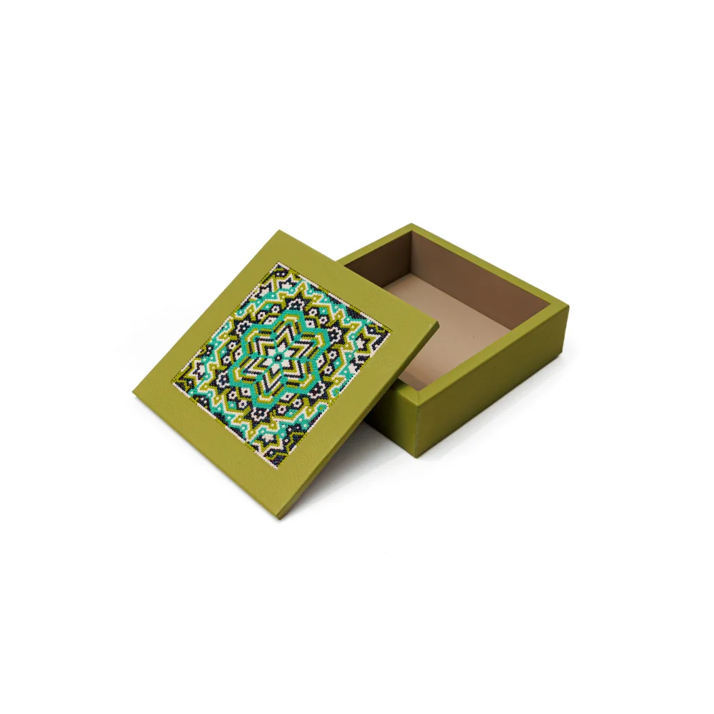 Caja Cuadrada Mediana con Huichol