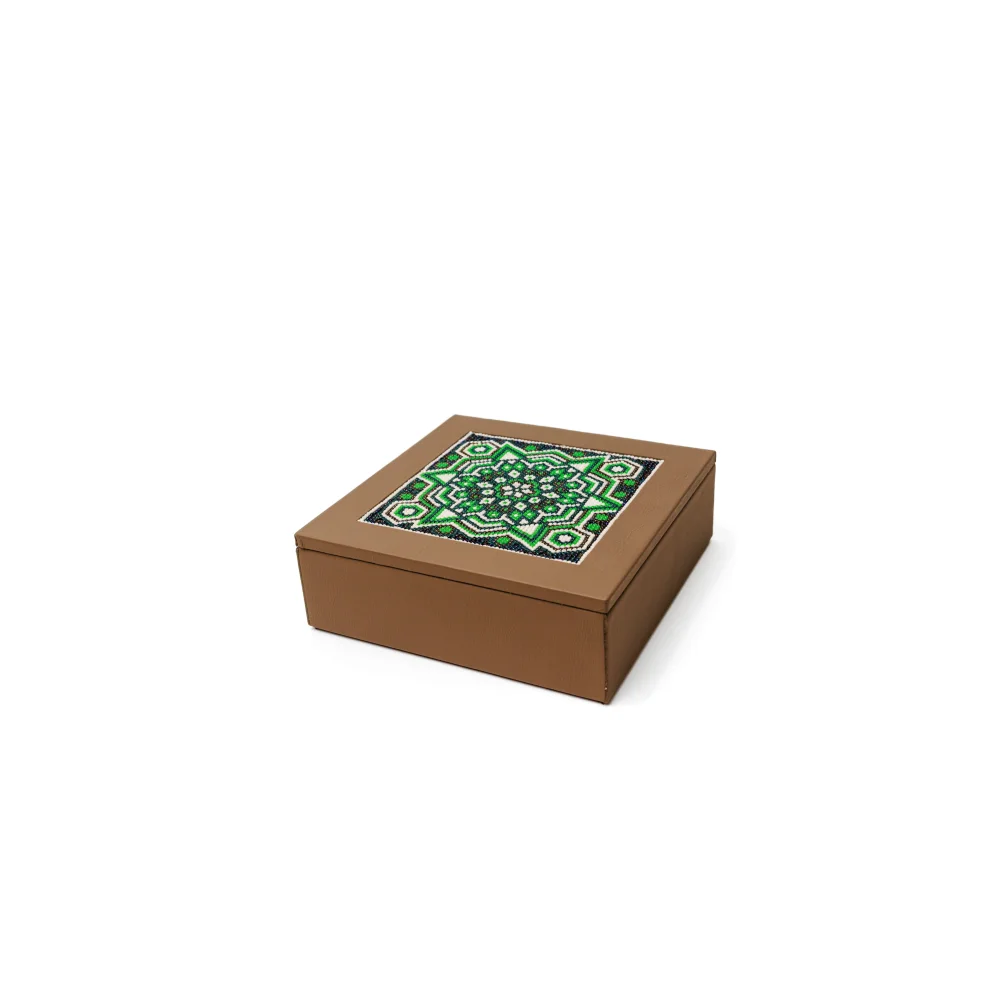 Caja Cuadrada Mediana con Huichol
