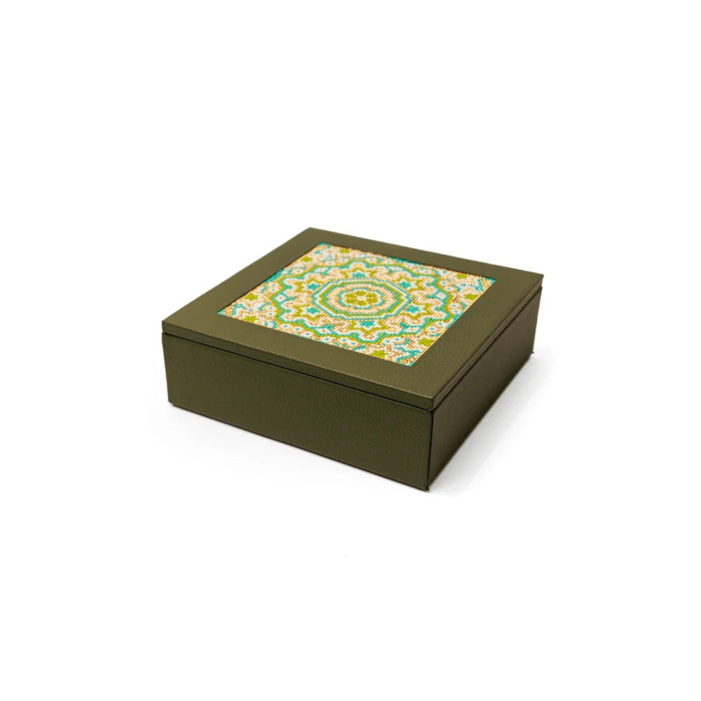 Caja Cuadrada Mediana con Huichol