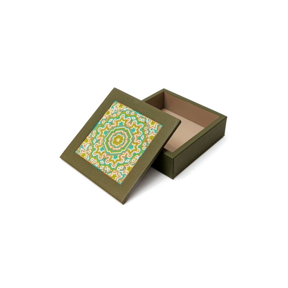 Caja Cuadrada Mediana con Huichol - Verde Olivo
