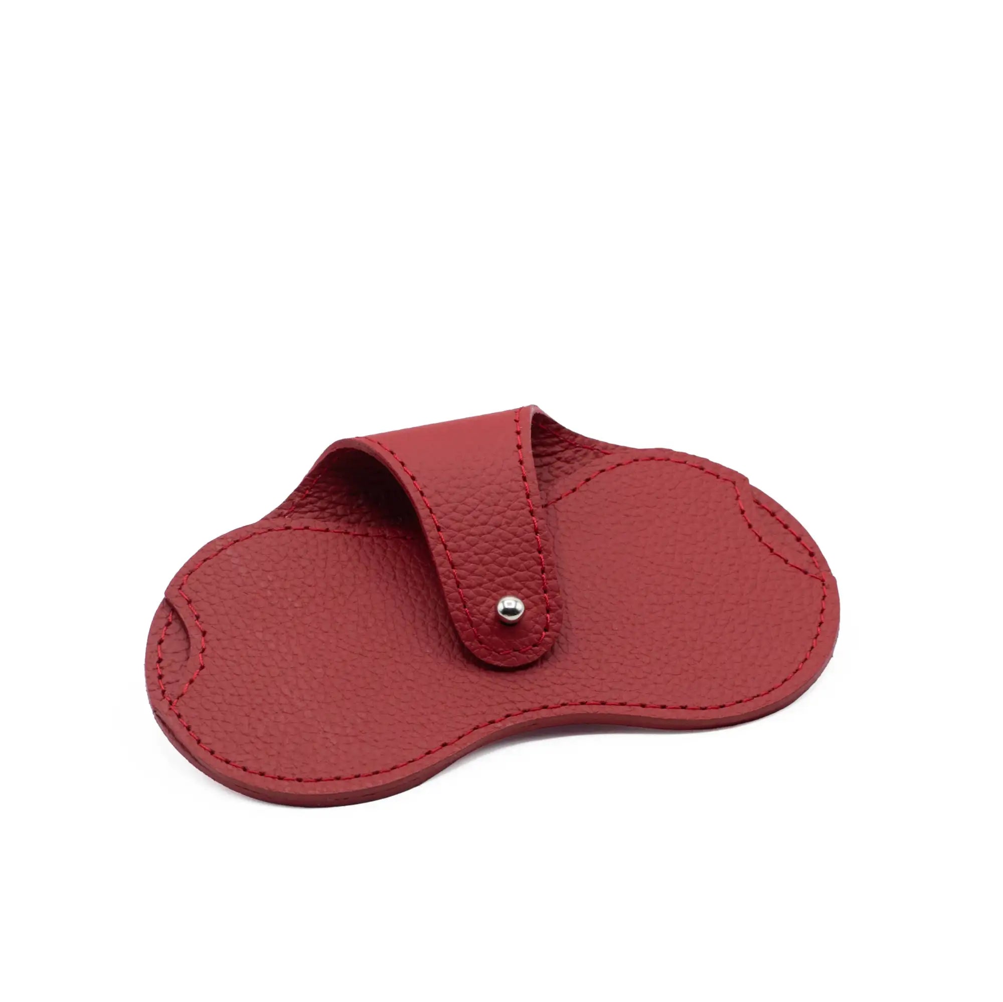 Funda para teléfono de cuero rojo con superficie texturizada y cierre a presión con acabado en tono plateado.