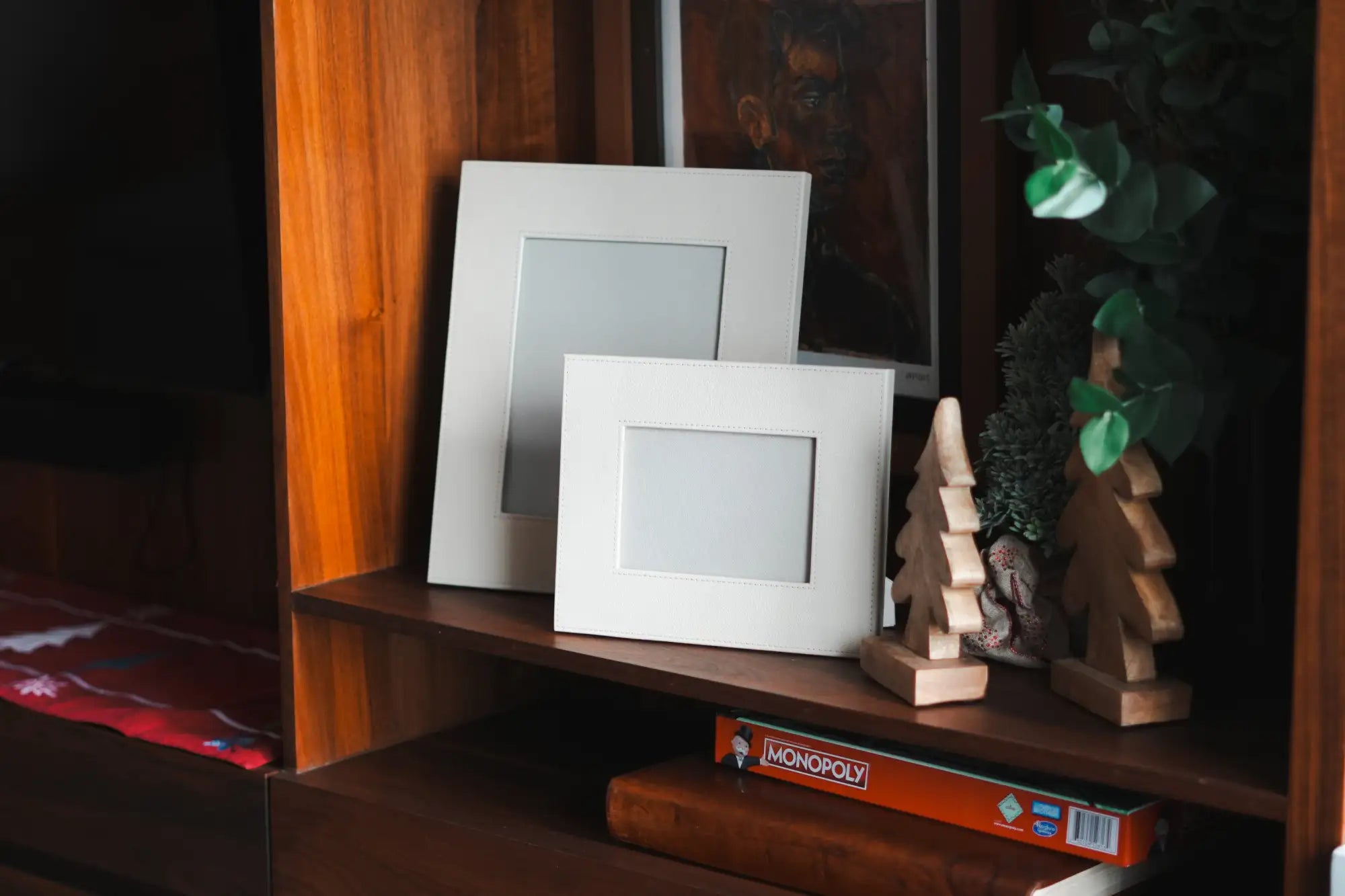 Marco de fotos de madera blanca con un diseño rectangular simple y esquinas redondeadas.