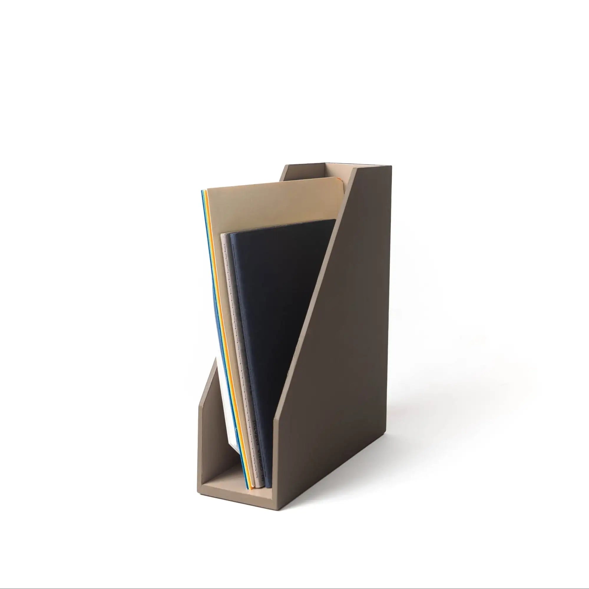 Revistero minimalista moderno en acabado taupe mate, diseñado con líneas geométricas limpias y una estética contemporánea y elegante.