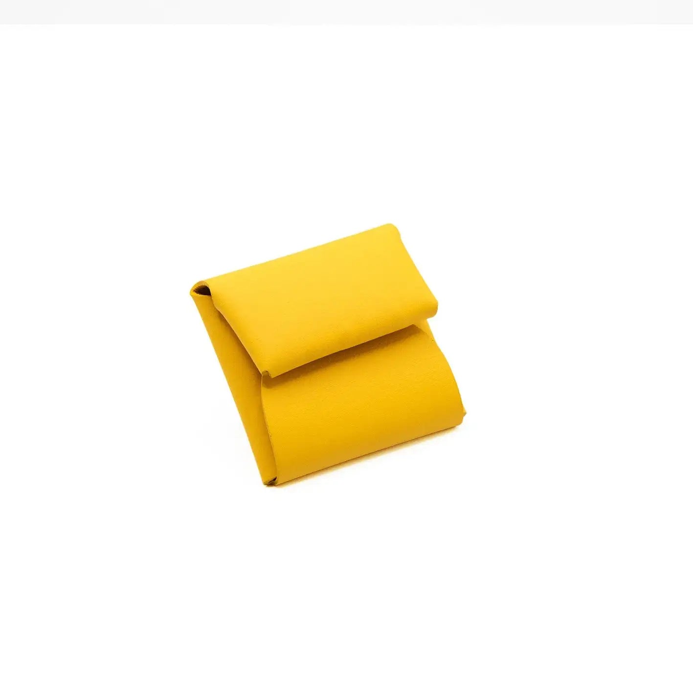 Una billetera compacta de cuero amarillo plegable con un diseño minimalista.