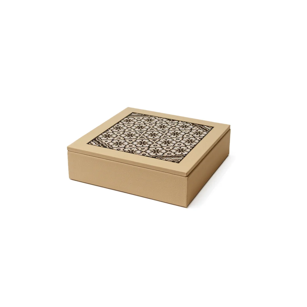 Caja Cuadrada Grande con Huichol