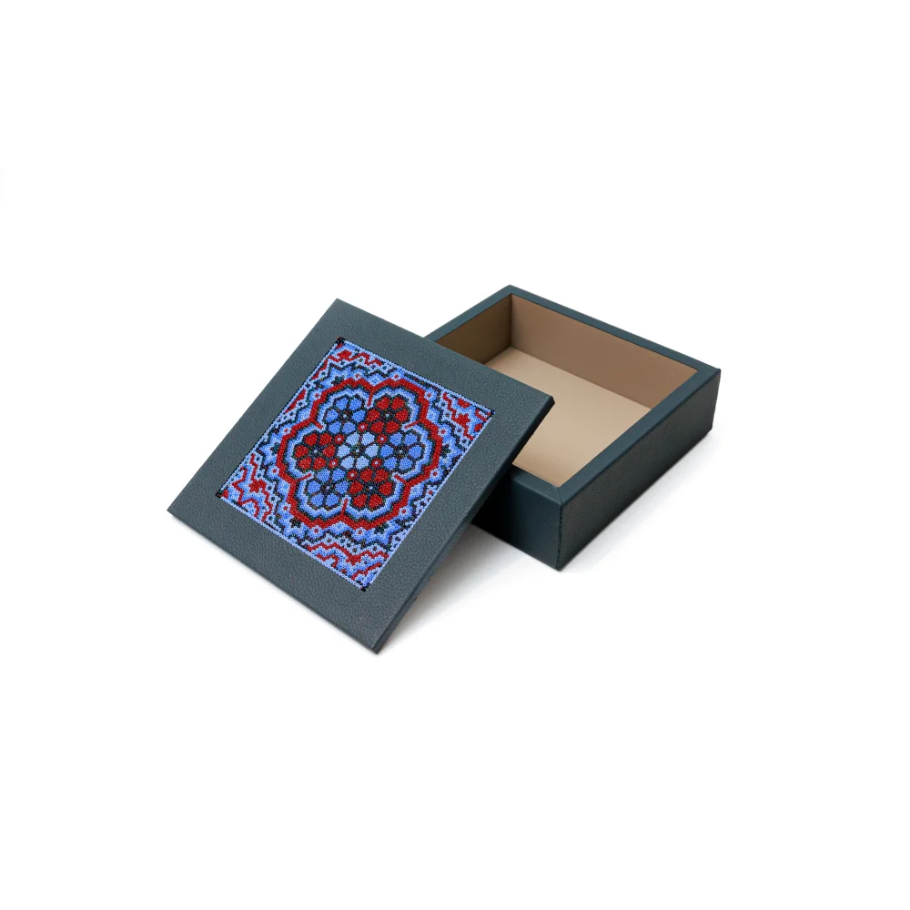 Caja Cuadrada Mediana con Huichol - Azul Talavera