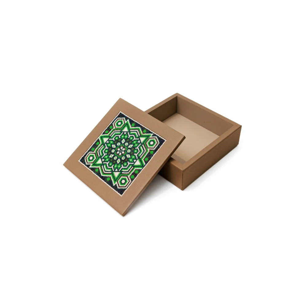 Caja Cuadrada Mediana con Huichol - Capuchino