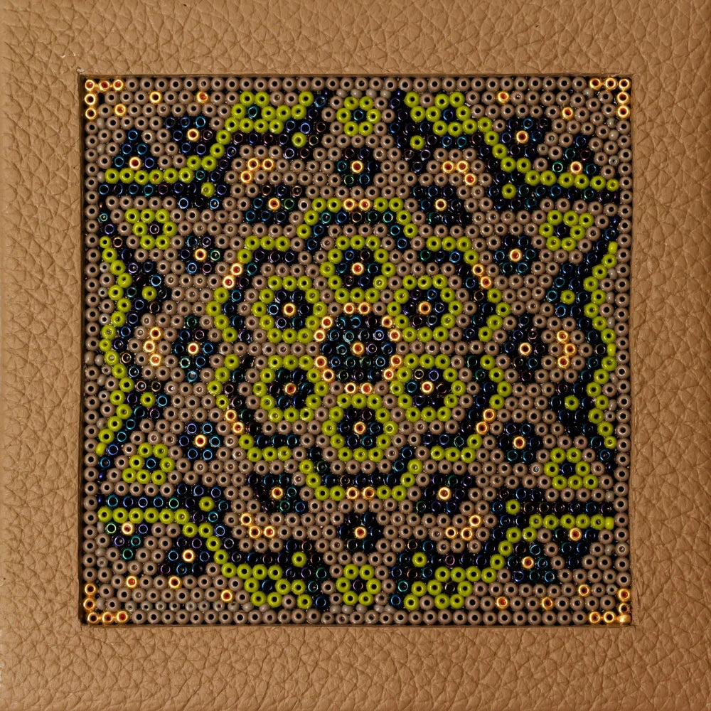 Caja Cuadrada Mediana con Huichol - Dove