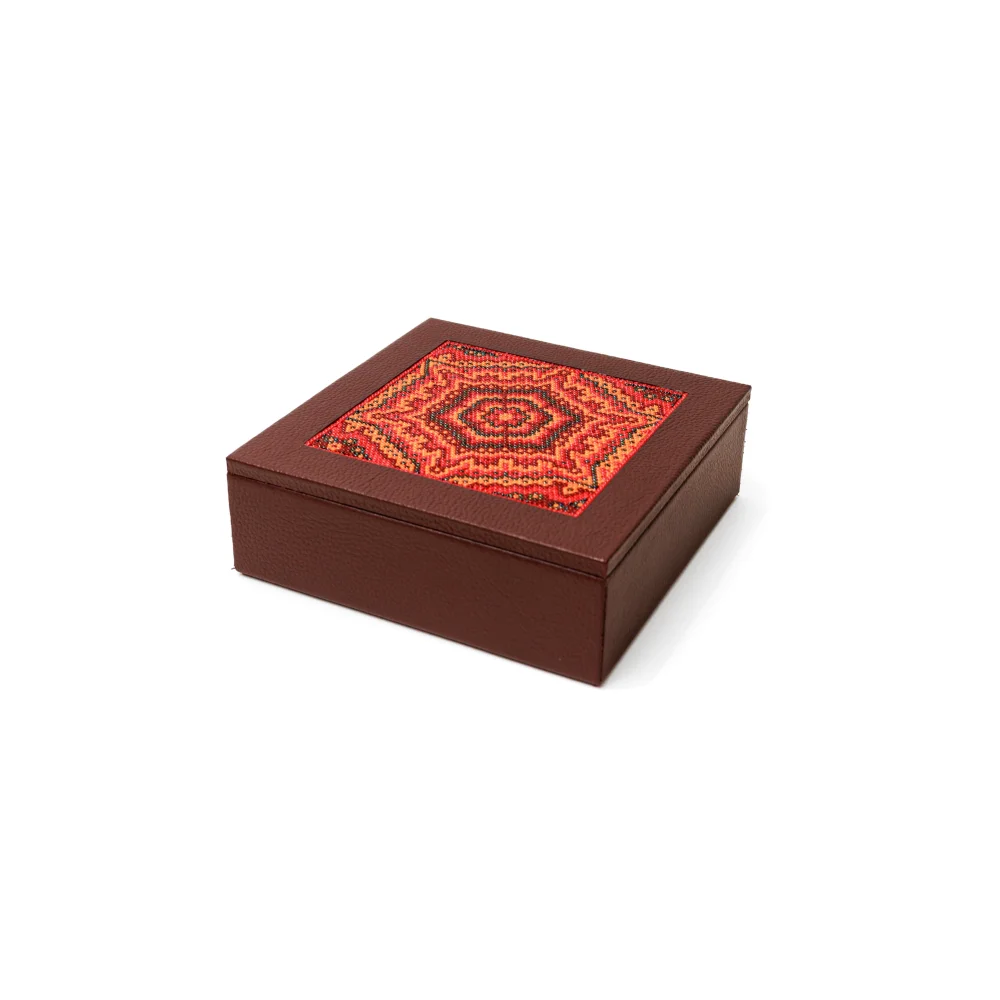 Caja Cuadrada Mediana con Huichol - Vino