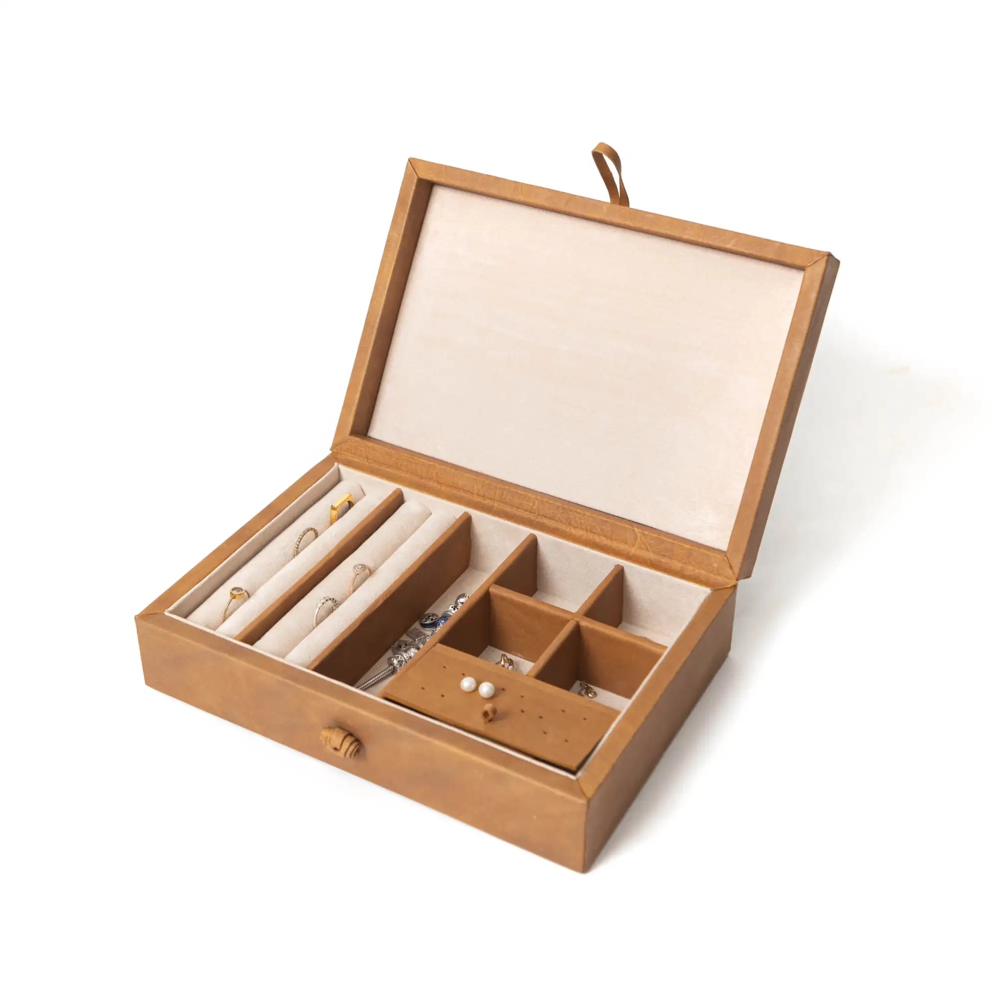 Caja de joyería de cuero marrón con tapa transparente y compartimentos organizados para anillos, pendientes y collares.