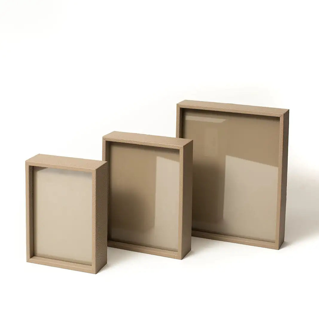 Conjunto de tres marcos de fotos rectangulares beige con acabado mate y diseño limpio y minimalista.
