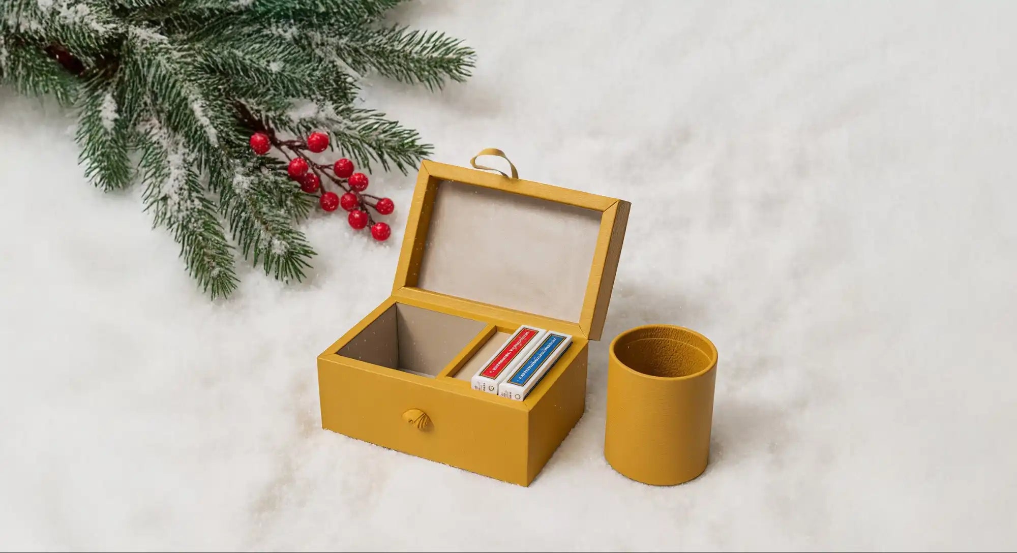 Caja de joyas de color mostaza con un cierre de oro y forro interior.