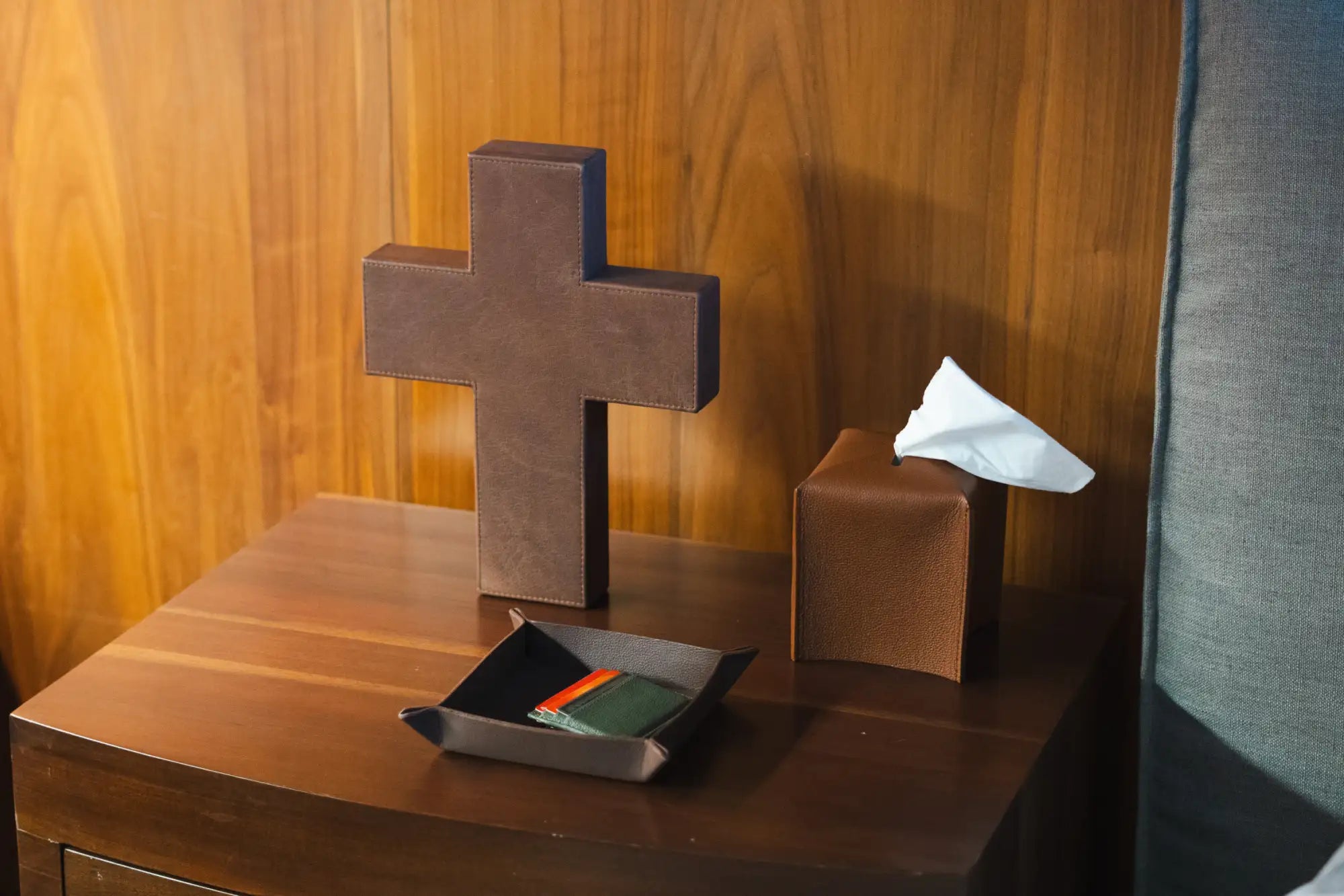 Estatua de cruz de madera marrón con base negra