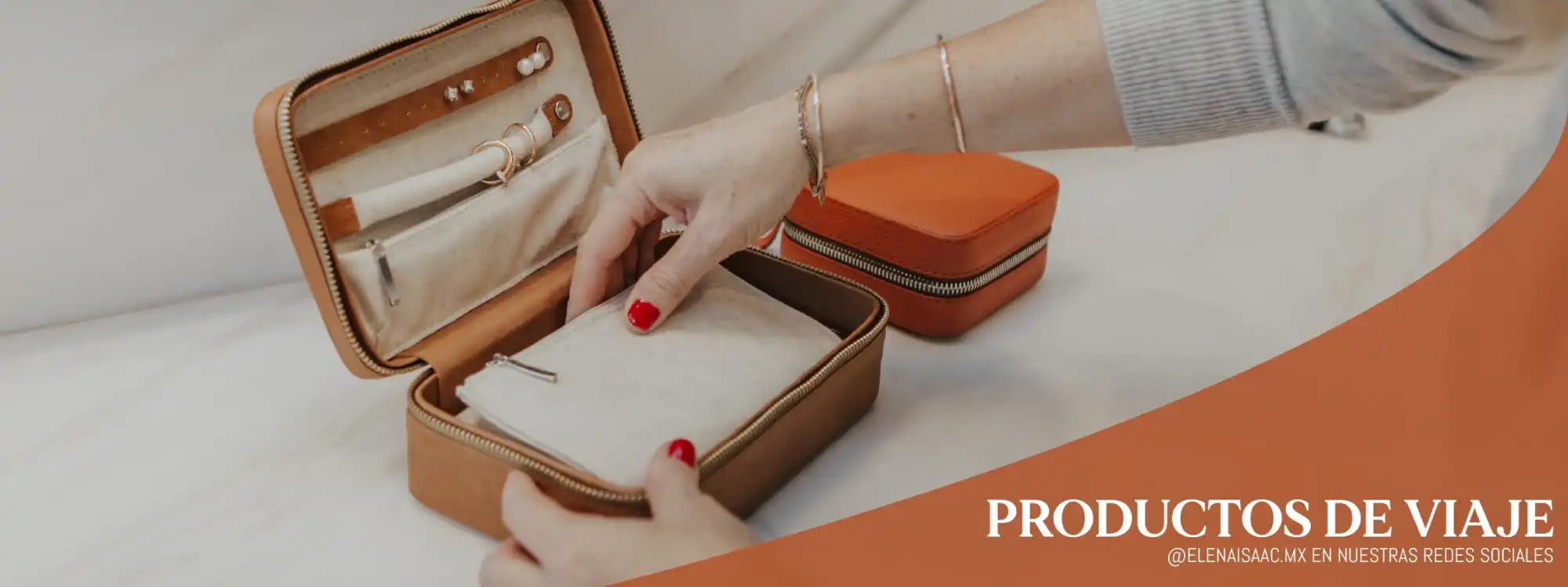 Organizador de viaje para joyas de cuero marrón.